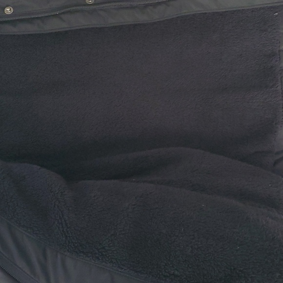 Banana Republic black puffer vest with full fleece lining inside and in pockets - Picture 4 of 7